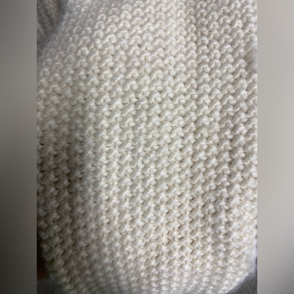 H&M Cream Color Sweater Womens Size S Pit2pit=21” Shoulder2hem=22” - Picture 4 of 8